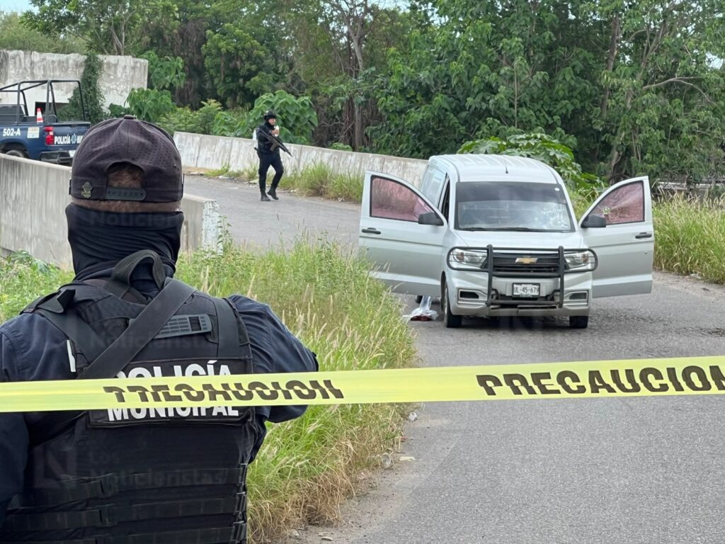 Ejecutan a balazos a un marisquero cuando viajaba en una camioneta en San Pedro, Navolato