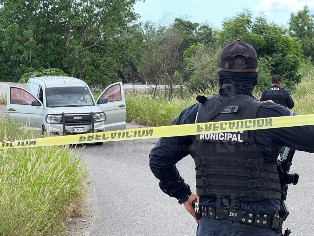 Ejecutan a balazos a un marisquero cuando viajaba en una camioneta en San Pedro, Navolato