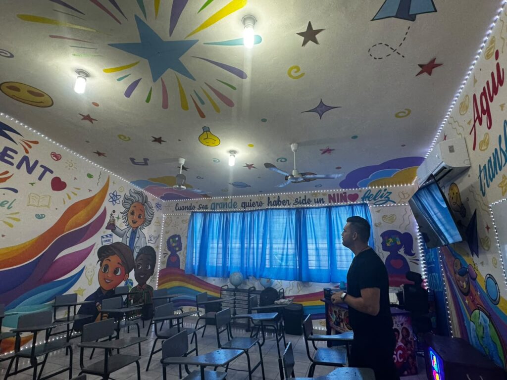 ‘Tus sueños no tienen techo’, el profe Joel diseña un aula muy especial en Mazatlán, Sinaloa para ‘hacer volar’ a sus alumnos en este regreso a clases