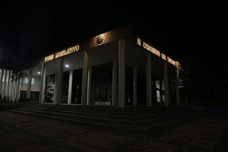 No sale humo blanco en Sinaloa: Congreso sigue sin nombrar gobernador interino y mantiene suspendida la sesión