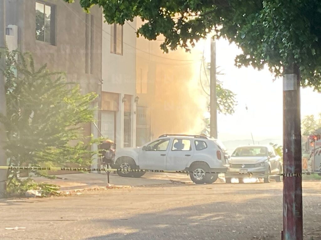 Atacan a balazos y queman un domicilio en el sector Montebello de Culiacán