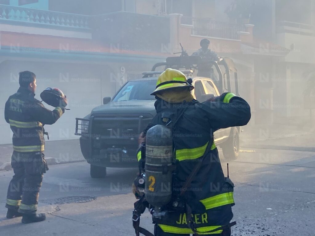 Atacan a balazos y queman un domicilio en el sector Montebello de Culiacán