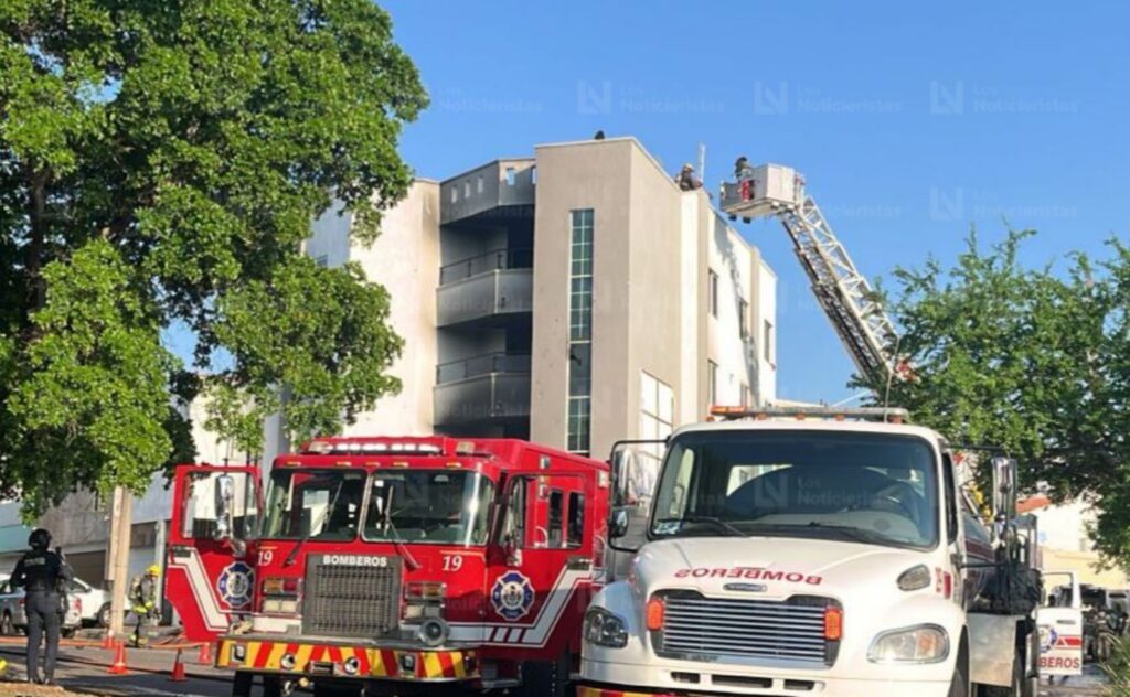 Por la azotea y con una escalera, bomberos rescatan a familia tras ataque a departamentos en Montebello, Culiacán