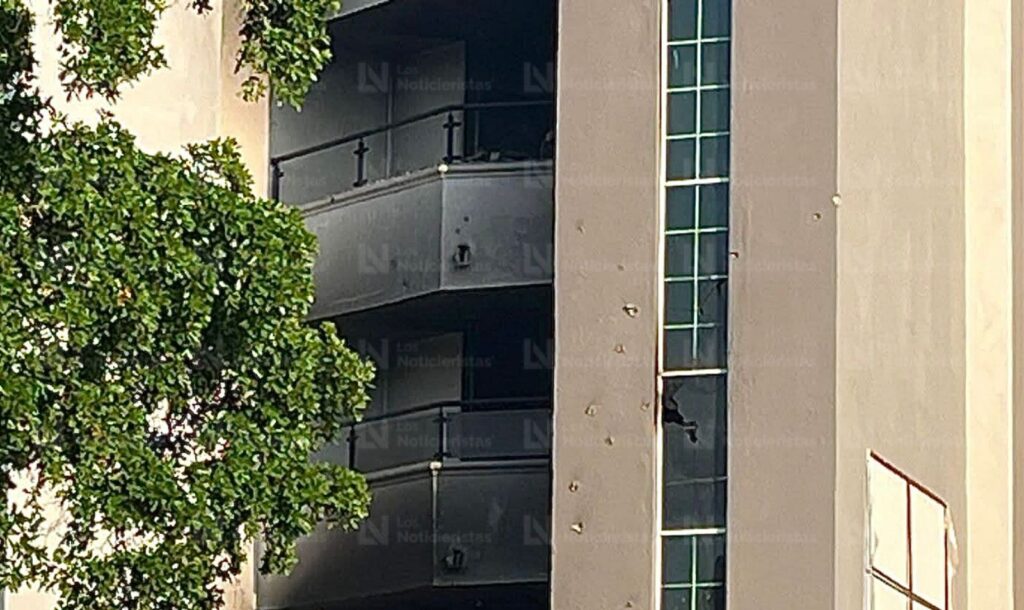 Por la azotea y con una escalera, bomberos rescatan a familia tras ataque a departamentos en Montebello, Culiacán
