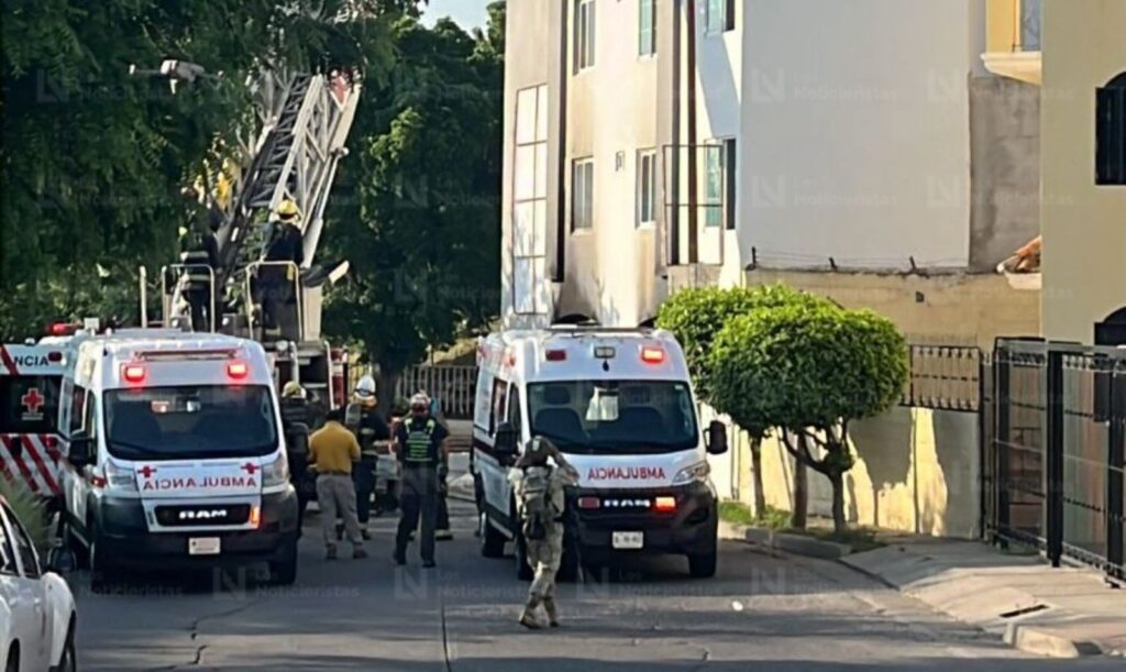 Por la azotea y con una escalera, bomberos rescatan a familia tras ataque a departamentos en Montebello, Culiacán