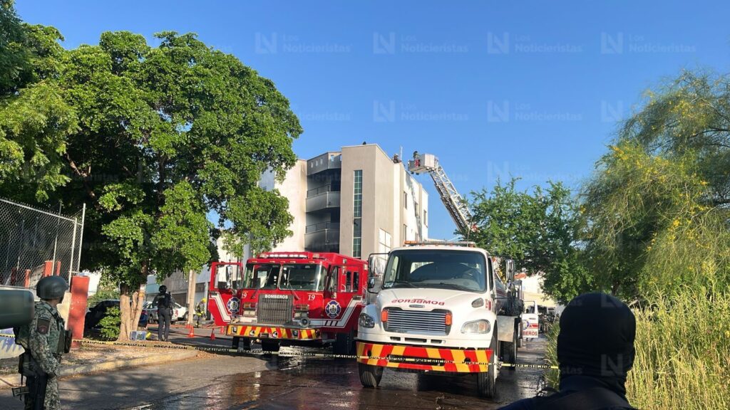 Por la azotea y con una escalera, bomberos rescatan a familia tras ataque a departamentos en Montebello, Culiacán