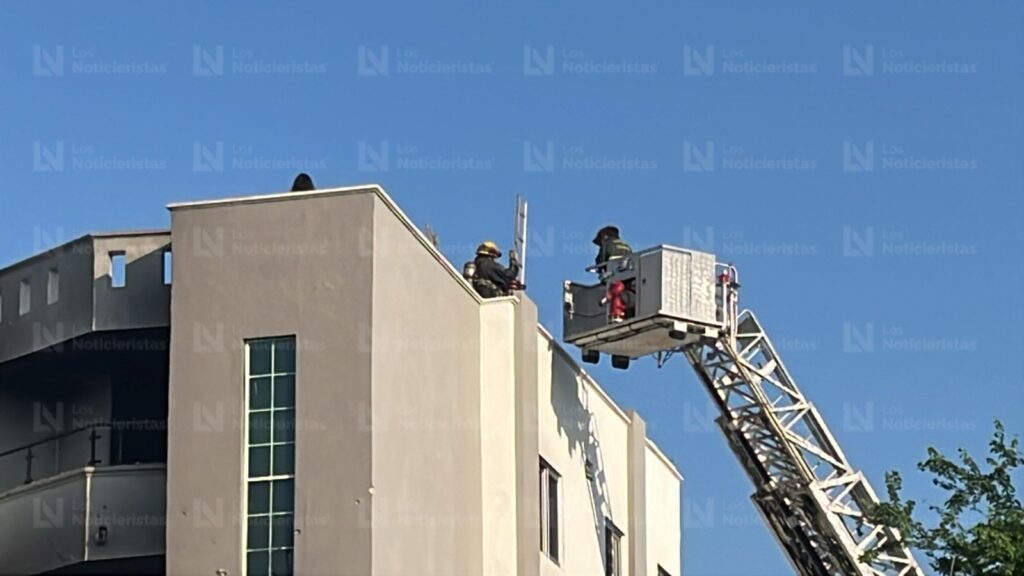 Por la azotea y con una escalera, bomberos rescatan a familia tras ataque a departamentos en Montebello, Culiacán