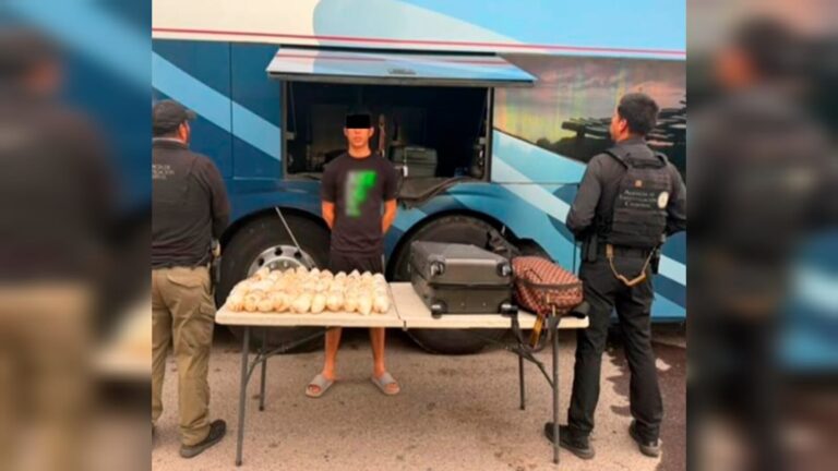 ¡Los llevaba en una maleta! Detienen a joven con casi 14 kilos de metanfetamina en la carretera México 15D en Escuinapa, Sinaloa