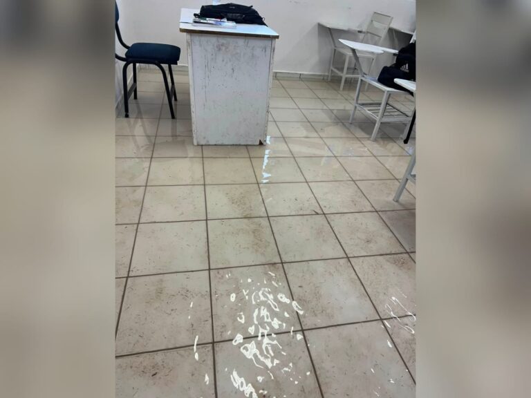 ¡Hasta camarones nadando en el salón! Lluvias inundan plantel de la UAS en El Huitussi,Guasave; alumnos reciben clases entre el agua ¡Hasta camarones nadando en el salón! Lluvias inundan plantel de la UAS en El Huitussi,Guasave; alumnos reciben clases entre el agua
