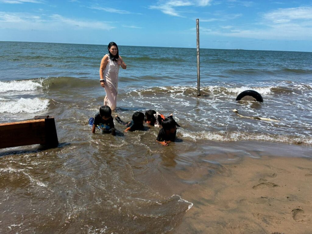 Familias yoremes y tarahumaras conocen el mar y corren felices por arena en El Maviri, Sinaloa