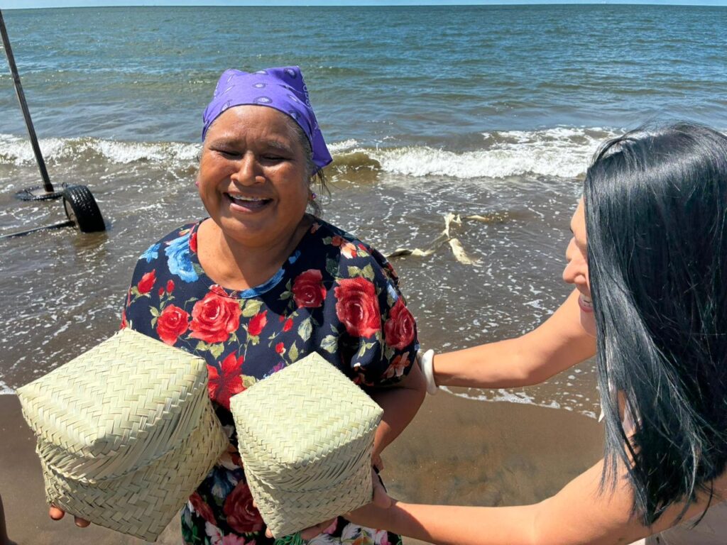 Familias yoremes y tarahumaras conocen el mar y corren felices por arena en El Maviri, Sinaloa