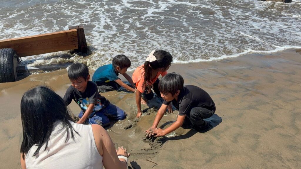 Familias yoremes y tarahumaras conocen el mar y corren felices por arena en El Maviri, Sinaloa