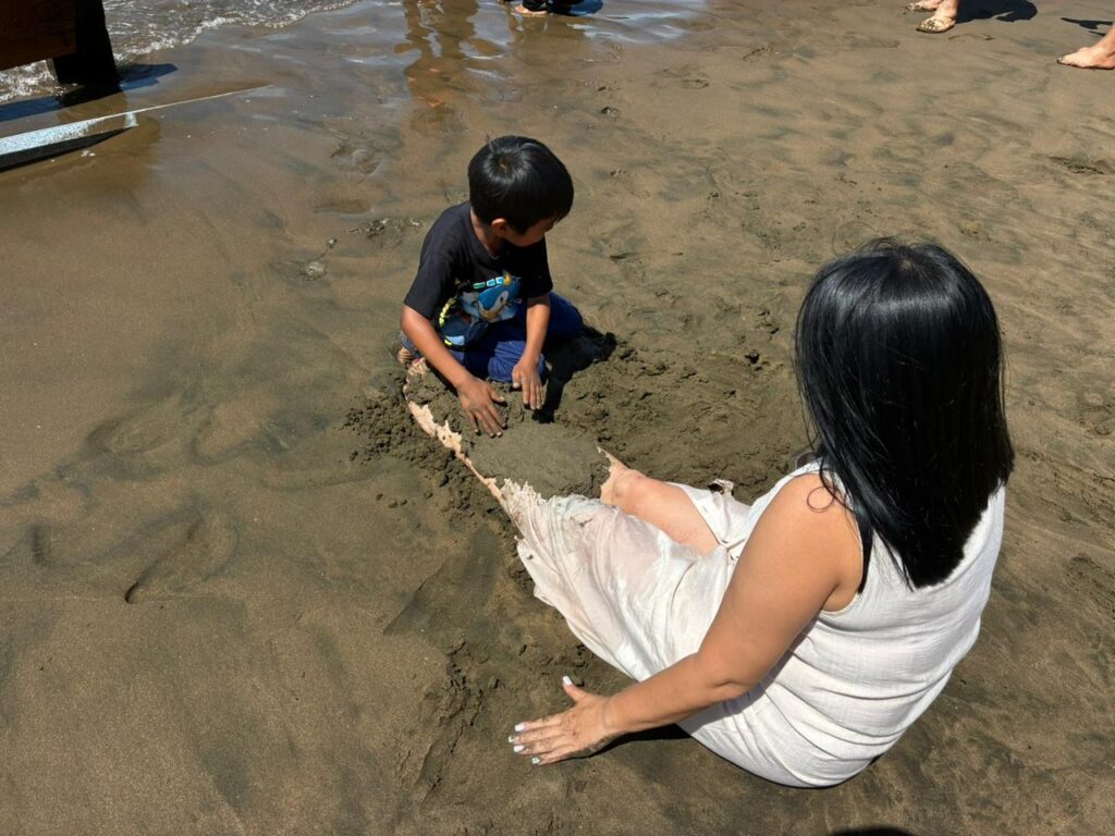 Familias yoremes y tarahumaras conocen el mar y corren felices por arena en El Maviri, Sinaloa