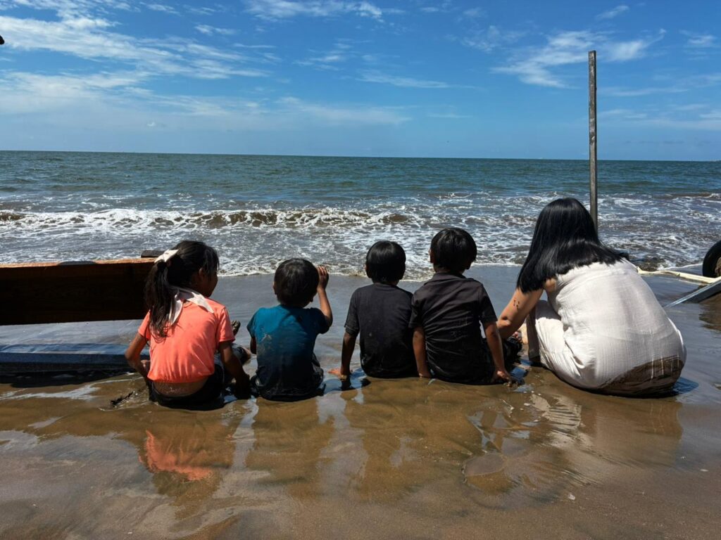 Familias yoremes y tarahumaras conocen el mar y corren felices por arena en El Maviri, Sinaloa