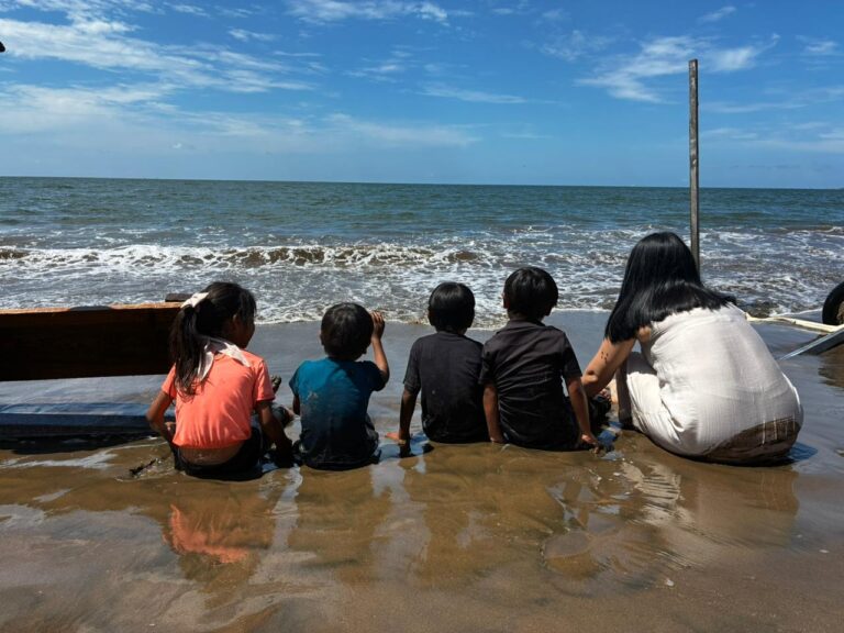 Familias yoremes y tarahumaras conocen el mar y corren felices por arena en El Maviri, Sinaloa Familias yoremes y tarahumaras conocen el mar y corren felices por arena en El Maviri, Sinaloa