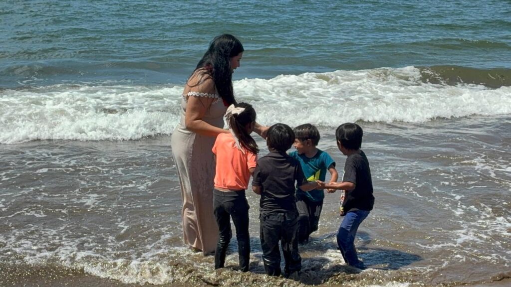 Familias yoremes y tarahumaras conocen el mar y corren felices por arena en El Maviri, Sinaloa