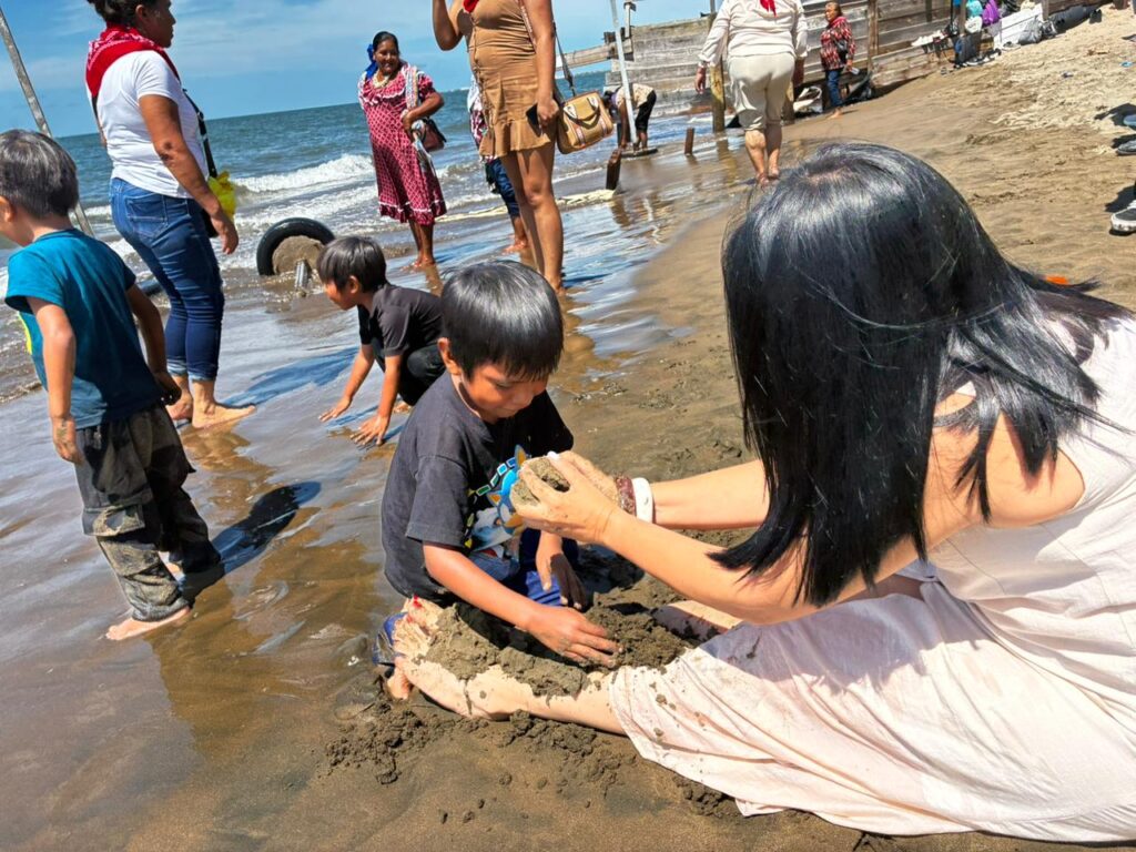 Familias yoremes y tarahumaras conocen el mar y corren felices por arena en El Maviri, Sinaloa