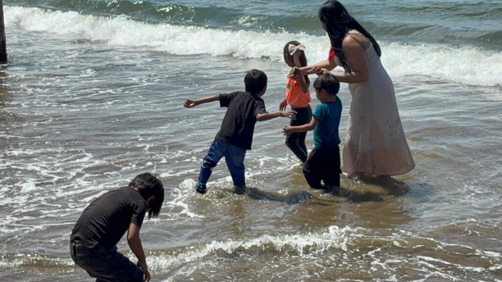 Familias yoremes y tarahumaras conocen el mar y corren felices por arena en El Maviri, Sinaloa