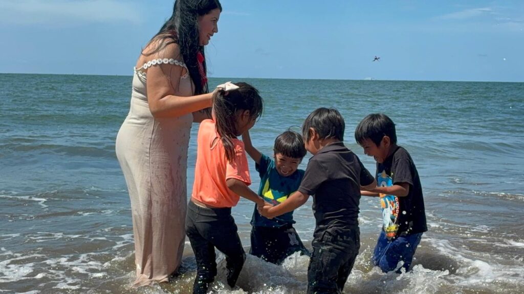 Familias yoremes y tarahumaras conocen el mar y corren felices por arena en El Maviri, Sinaloa