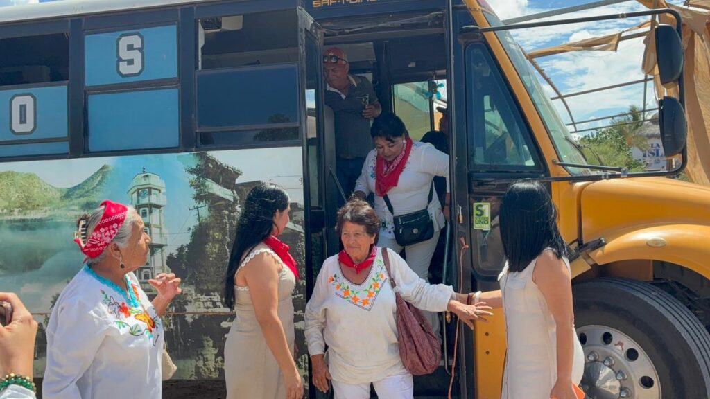 Familias yoremes y tarahumaras conocen el mar y corren felices por arena en El Maviri, Sinaloa