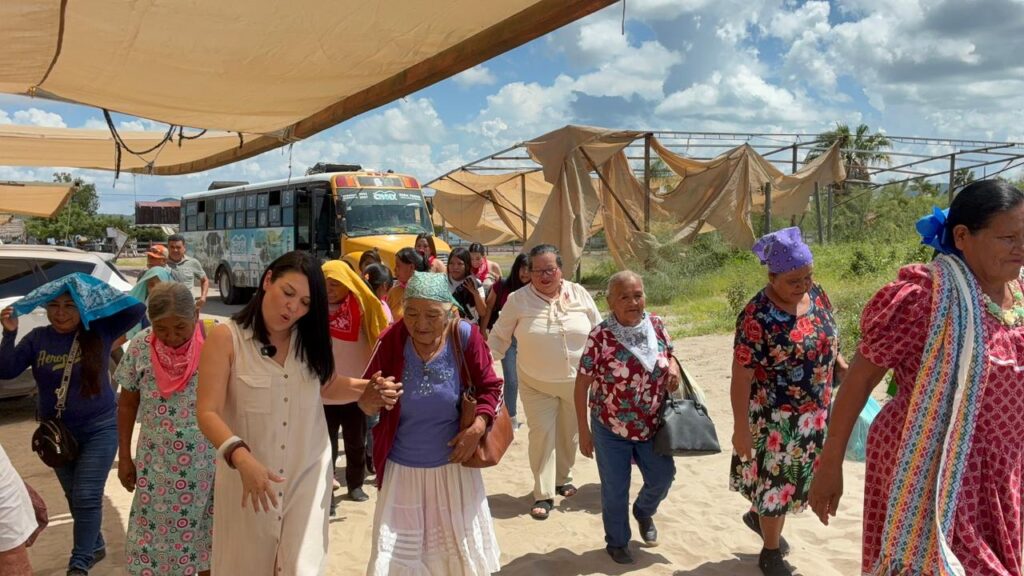 Familias yoremes y tarahumaras conocen el mar y corren felices por arena en El Maviri, Sinaloa