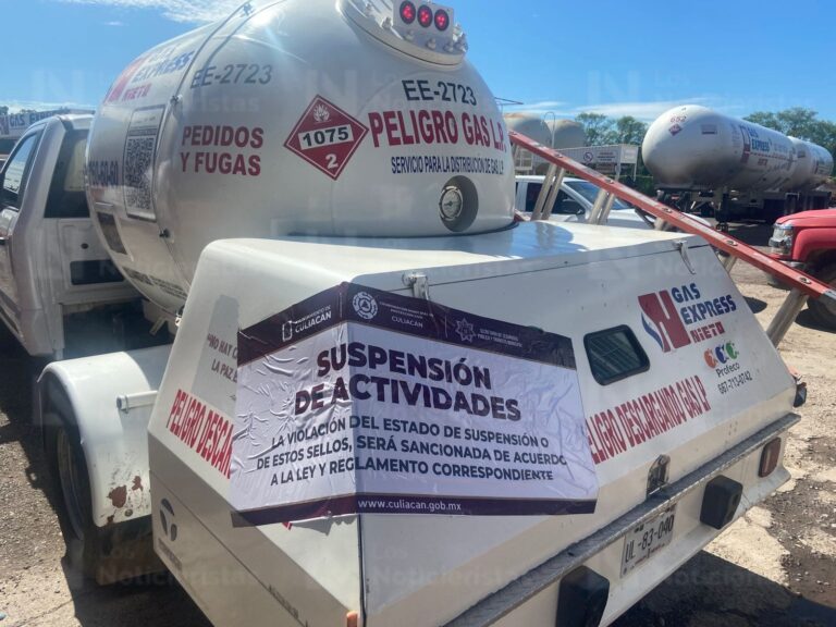 Evacuan a 930 alumnos y maestros de la escuela secundaria ETA 15 en Costa Rica de Culiacán, Sinaloa, por fuga de gas Evacuan a 930 alumnos y maestros de la escuela secundaria ETA 15 en Costa Rica de Culiacán, Sinaloa, por fuga de gas
