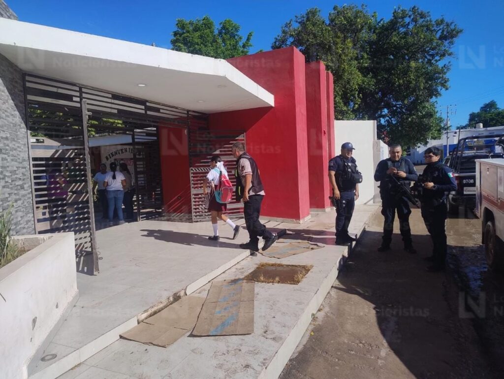 Evacuan a 930 alumnos y maestros de la escuela secundaria ETA 15 en Costa Rica de Culiacán, Sinaloa, por fuga de gas