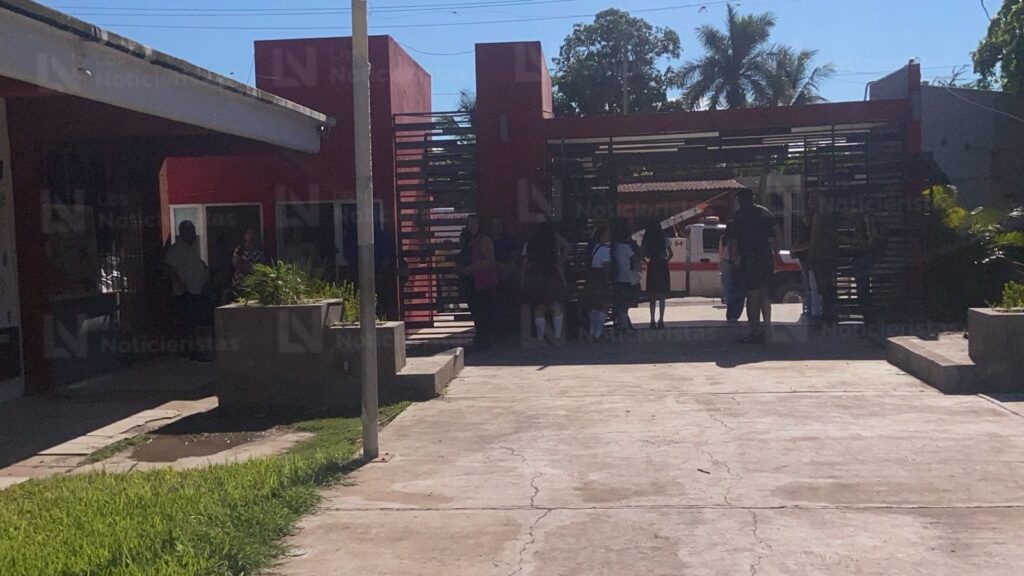 Evacuan a 930 alumnos y maestros de la escuela secundaria ETA 15 en Costa Rica de Culiacán, Sinaloa, por fuga de gas