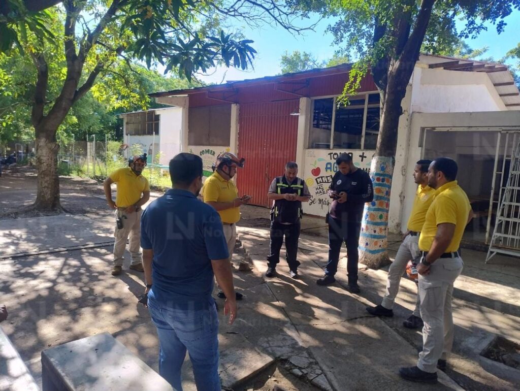 Evacuan a 930 alumnos y maestros de la escuela secundaria ETA 15 en Costa Rica de Culiacán, Sinaloa, por fuga de gas