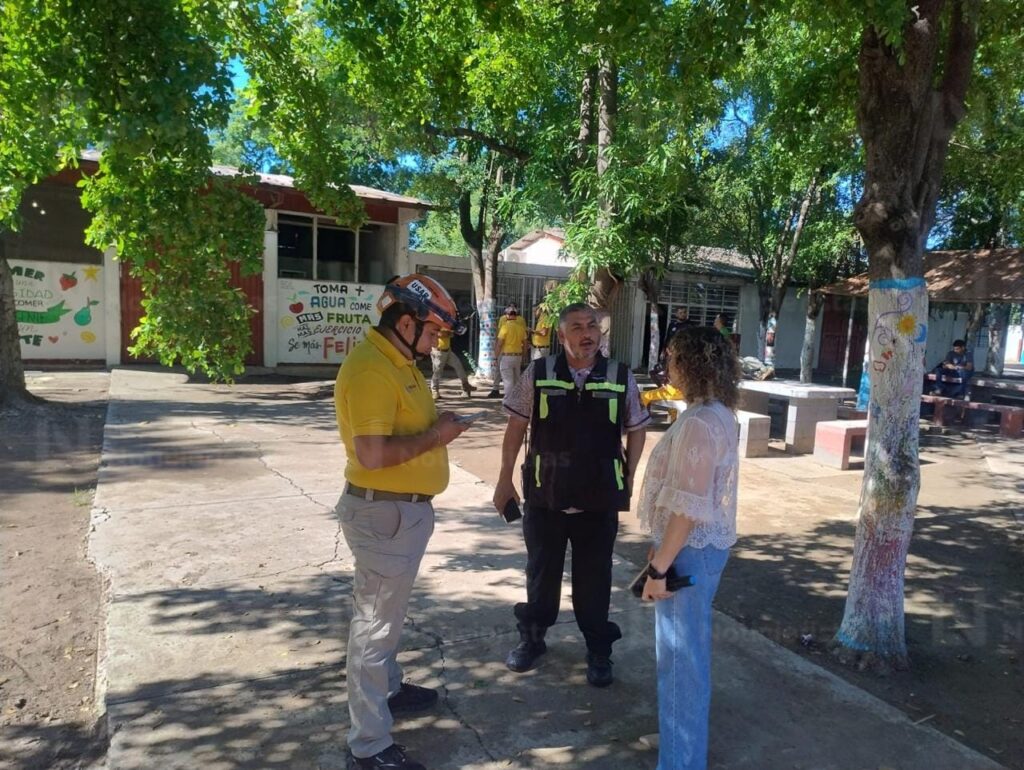 Evacuan a 930 alumnos y maestros de la escuela secundaria ETA 15 en Costa Rica de Culiacán, Sinaloa, por fuga de gas