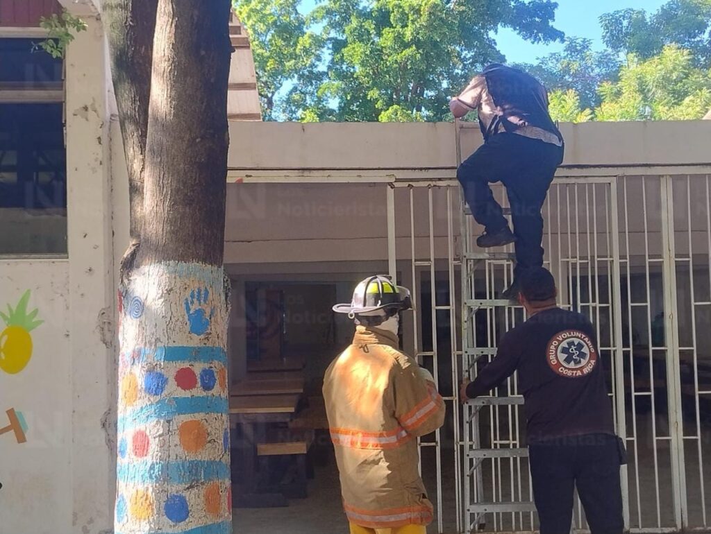 Evacuan a 930 alumnos y maestros de la escuela secundaria ETA 15 en Costa Rica de Culiacán, Sinaloa, por fuga de gas