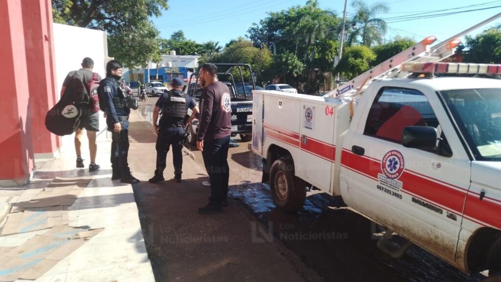 Evacuan a 930 alumnos y maestros de la escuela secundaria ETA 15 en Costa Rica de Culiacán, Sinaloa, por fuga de gas