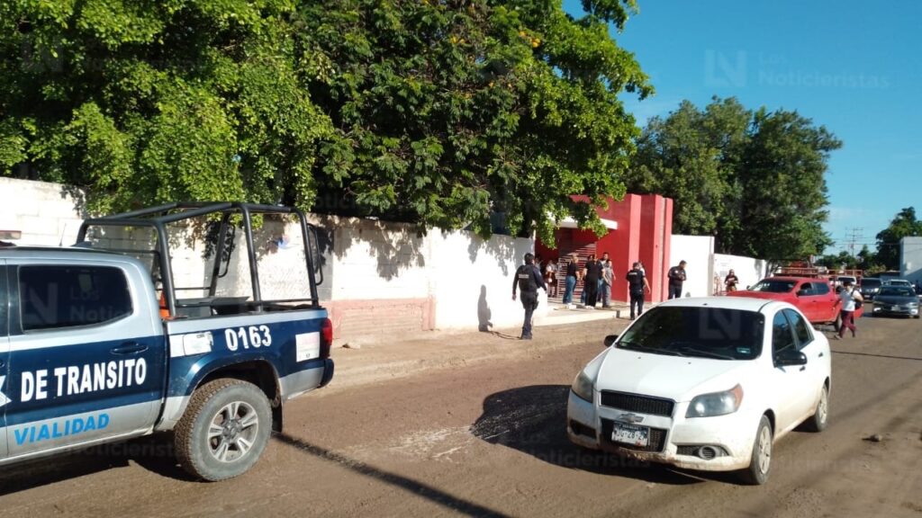 Evacuan a 930 alumnos y maestros de la escuela secundaria ETA 15 en Costa Rica de Culiacán, Sinaloa, por fuga de gas