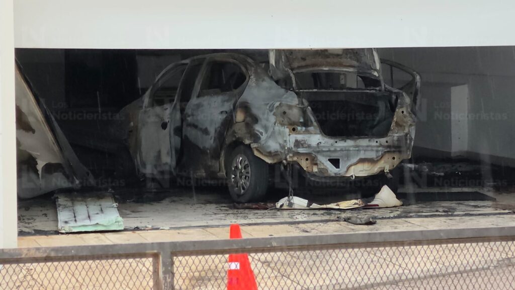 Tirotean, vandalizan y queman residencia frente a la iglesia Santa Cecilia en la Rafael Buelna de Culiacán; no hay lesionados