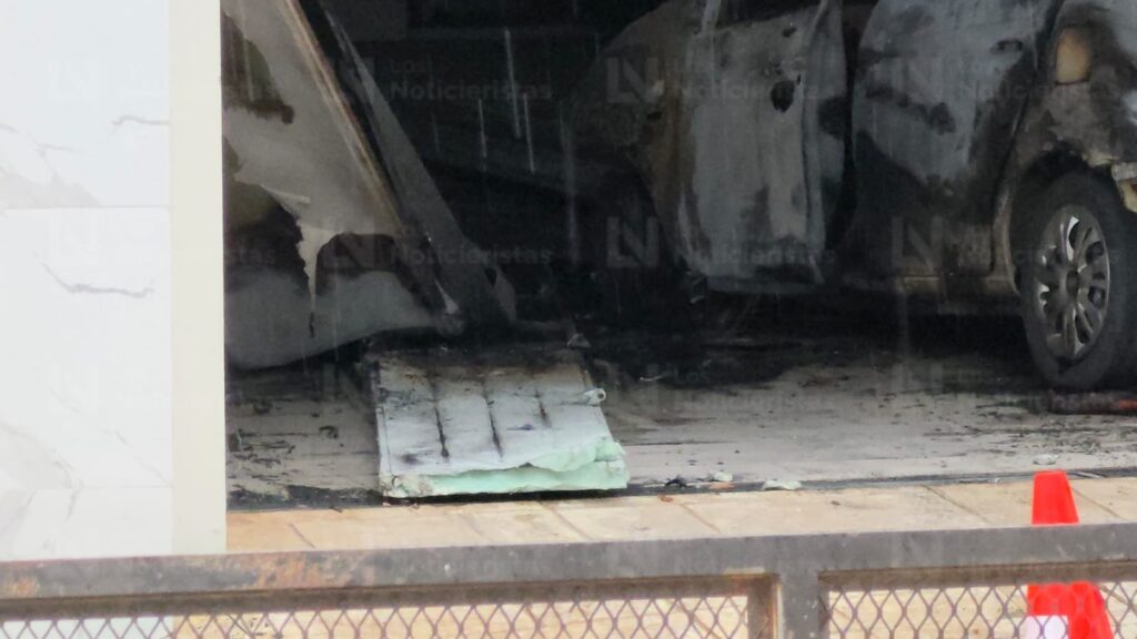 Tirotean, vandalizan y queman residencia frente a la iglesia Santa Cecilia en la Rafael Buelna de Culiacán; no hay lesionados