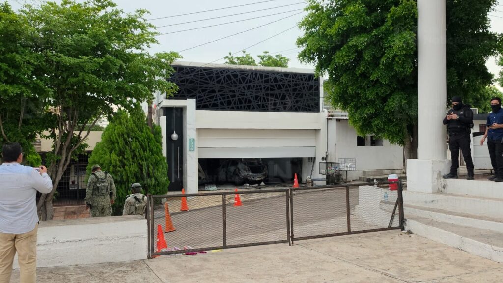 Tirotean, vandalizan y queman residencia frente a la iglesia Santa Cecilia en la Rafael Buelna de Culiacán; no hay lesionados
