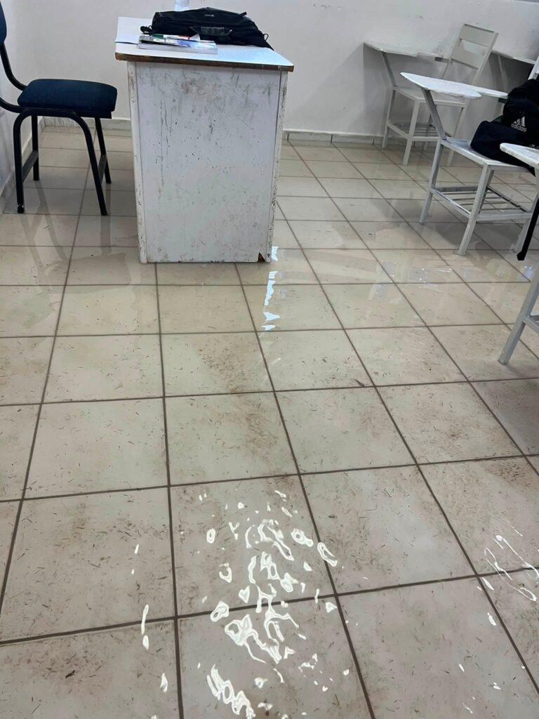 ¡Hasta camarones nadando en el salón! Lluvias inundan plantel de la UAS en El Huitussi,Guasave; alumnos reciben clases entre el agua