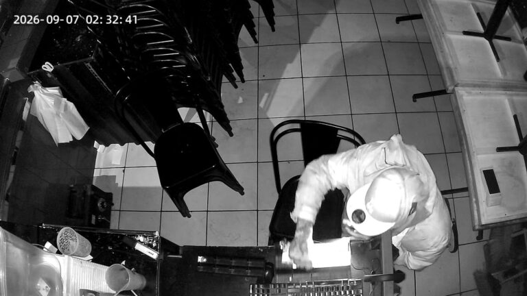 ¡De gorra y chamarra! Ladrón entra de madrugada y se lleva el efectivo; captan robo en negocio de hot dogs en Mazatlán ¡De gorra y chamarra! Ladrón entra de madrugada y se lleva el efectivo; captan robo en negocio de hot dogs en Mazatlán