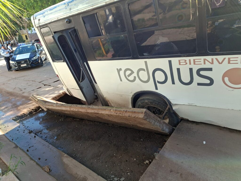 Socavón se “traga” camión urbano en Los Mochis