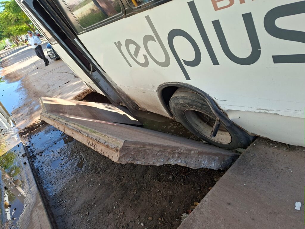 Socavón se “traga” camión urbano en Los Mochis