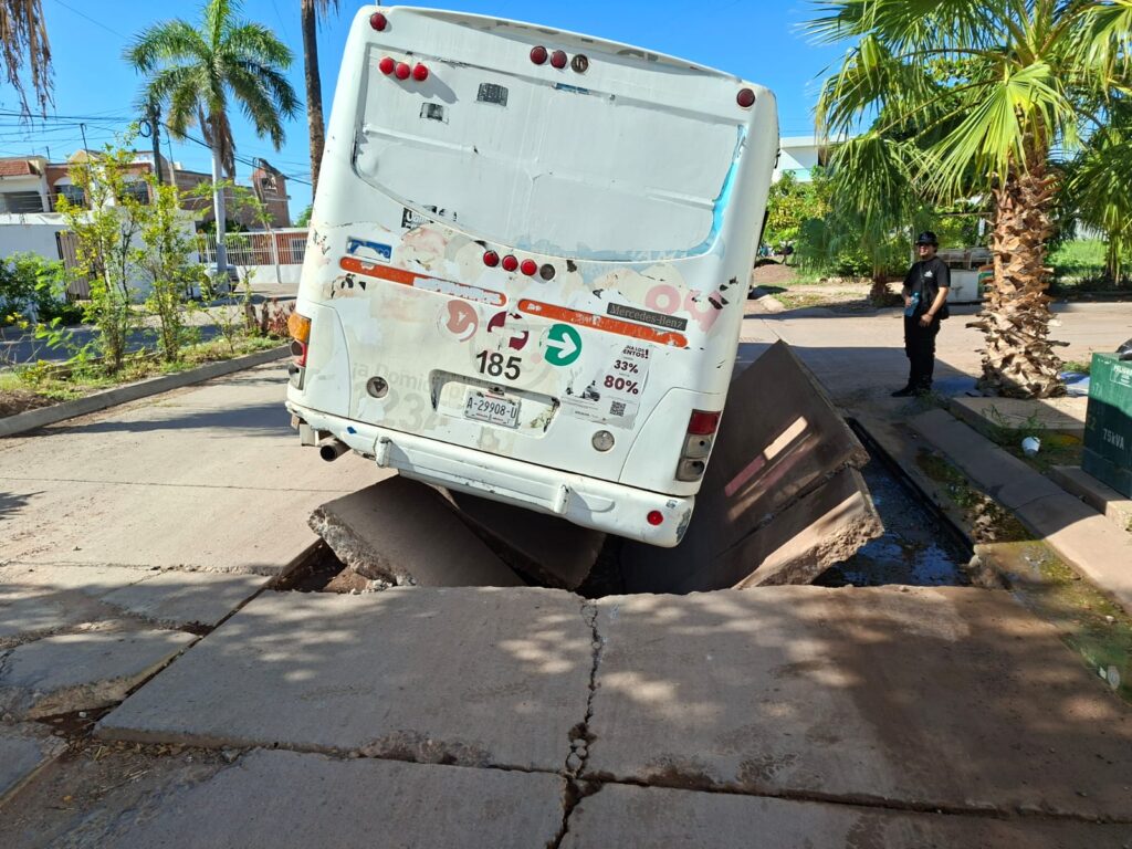 Socavón se “traga” camión urbano en Los Mochis