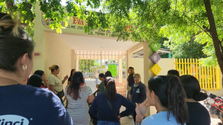 ¡Se electrocutó un conserje! Madres toman kínder Eva Samano por cables expuestos en La Tierra y Libertad, Guasave ¡Se electrocutó un conserje! Madres toman kínder Eva Samano por cables expuestos en La Tierra y Libertad, Guasave