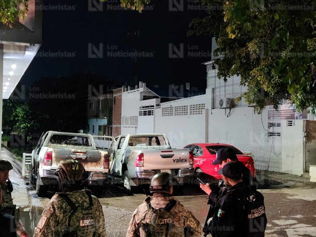 ¡Evacuan a los habitantes! Disparan contra tres unidades y les prenden fuego junto a departamentos en la 6 de enero en Culiacán, Sinaloa