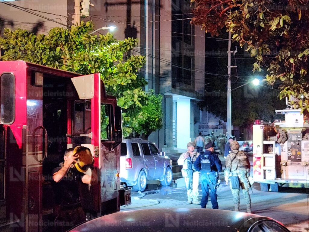 ¡Evacuan a los habitantes! Disparan contra tres unidades y les prenden fuego junto a departamentos en la 6 de enero en Culiacán, Sinaloa