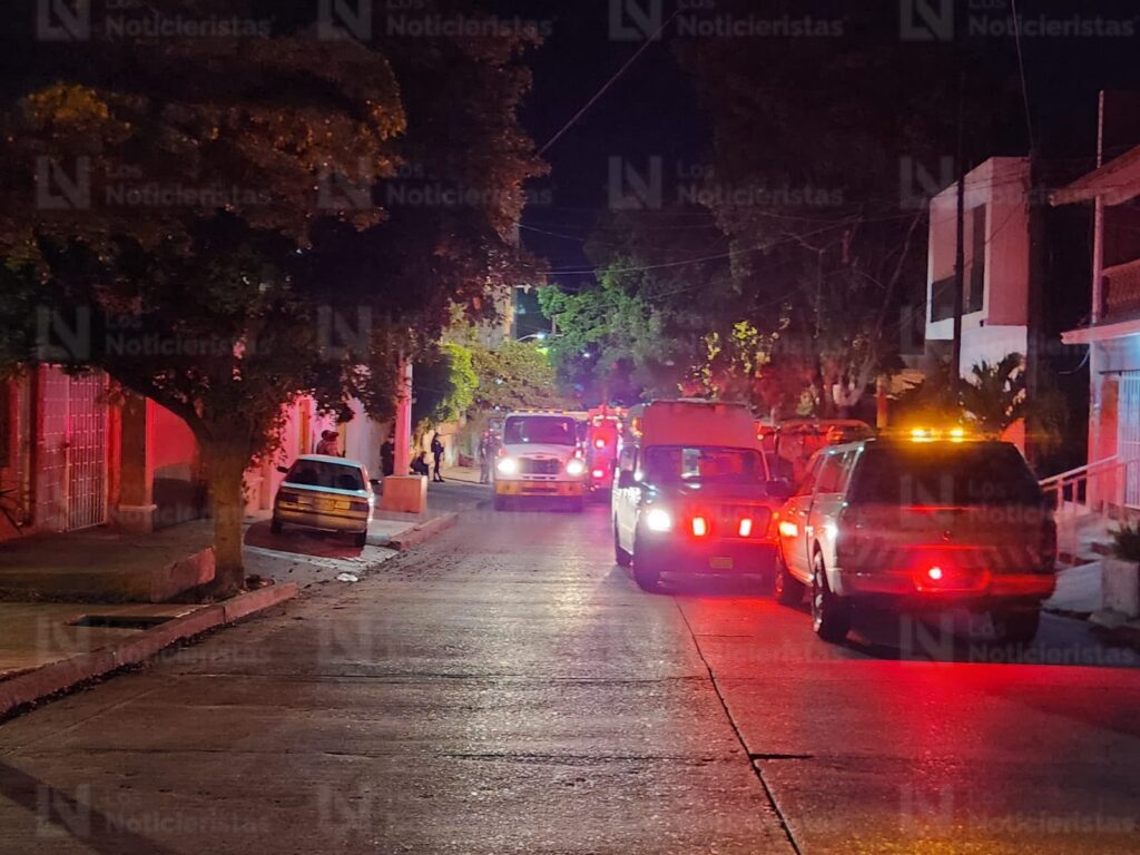 ¡Evacuan a los habitantes! Disparan contra tres unidades y les prenden fuego junto a departamentos en la 6 de enero en Culiacán, Sinaloa