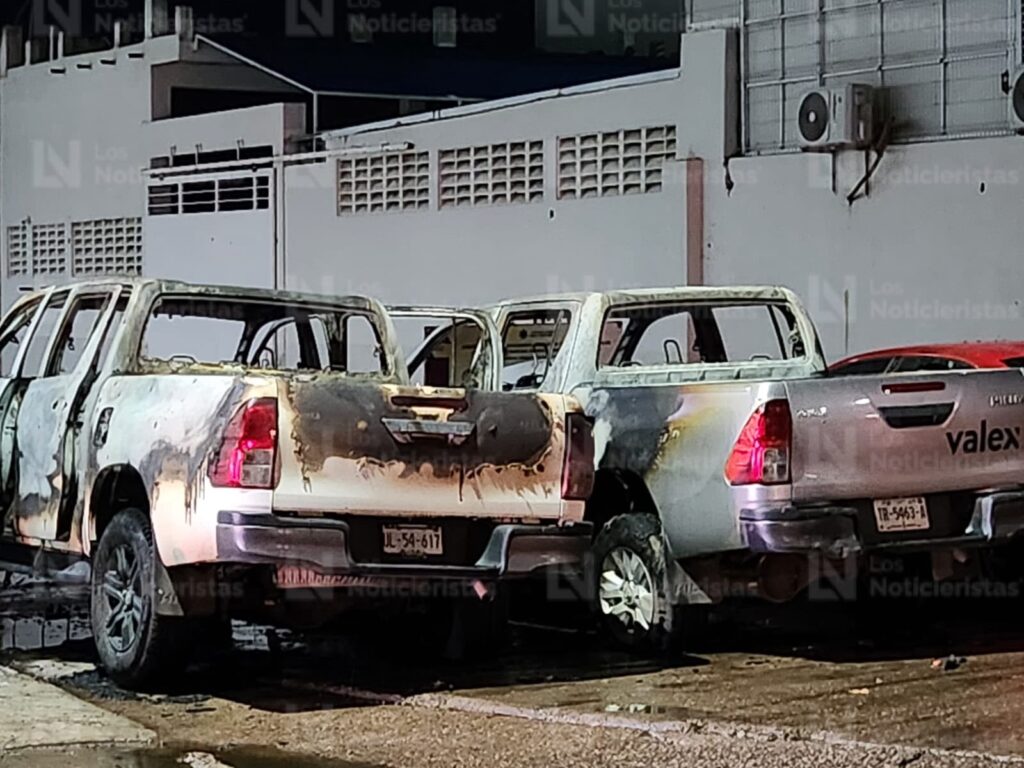 ¡Evacuan a los habitantes! Disparan contra tres unidades y les prenden fuego junto a departamentos en la 6 de enero en Culiacán, Sinaloa
