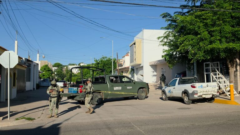 Abandonan cadáver de un hombre “emplayado” en la Lázaro Cárdenas de Culiacán Abandonan cadáver de un hombre “emplayado” en la Lázaro Cárdenas de Culiacán