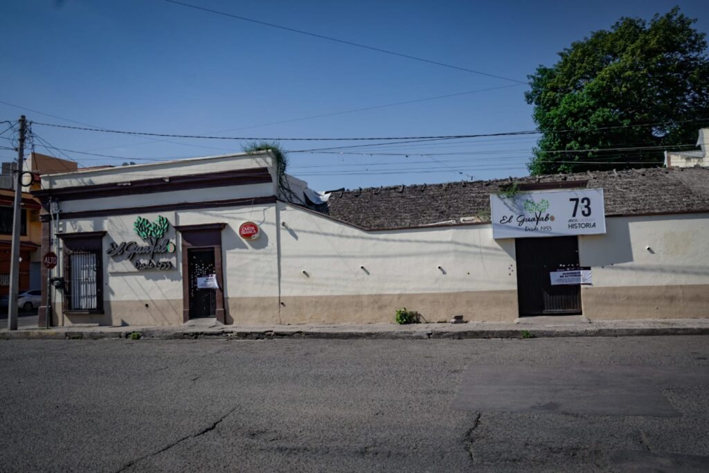 Colocan sellos de suspensión en el restaurante El Guayabo, en el centro de Culiacán, Sinaloa