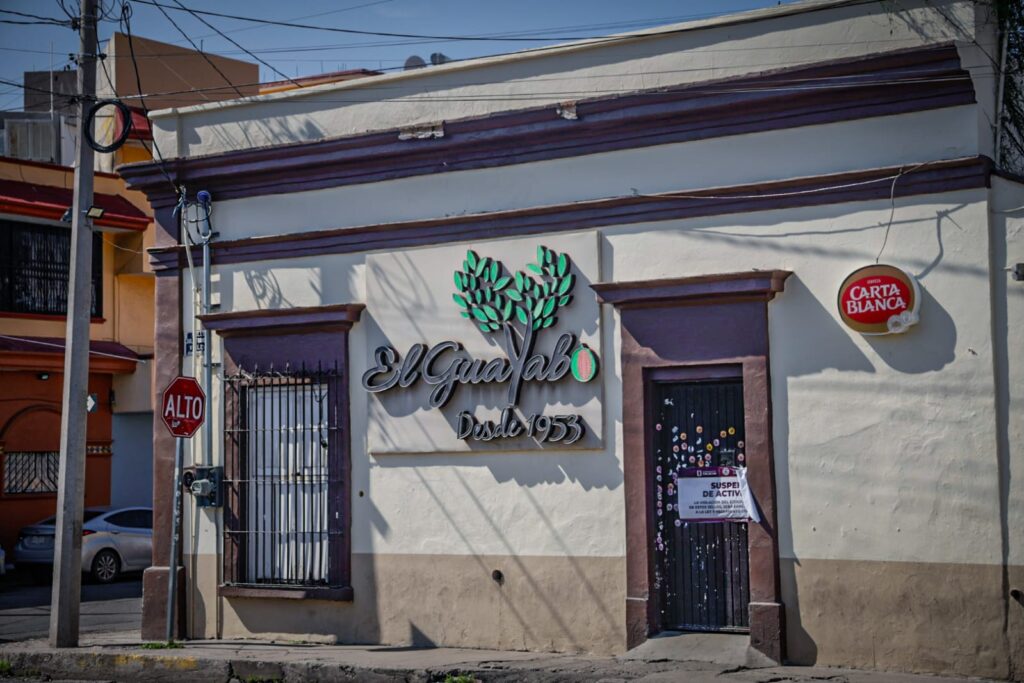 Colocan sellos de suspensión en el restaurante El Guayabo, en el centro de Culiacán, Sinaloa
