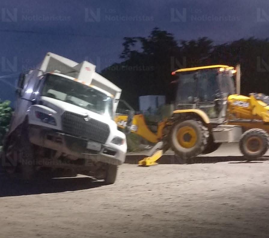 Cae camión de la basura en un socavón en Juan José Ríos, Sinaloa
